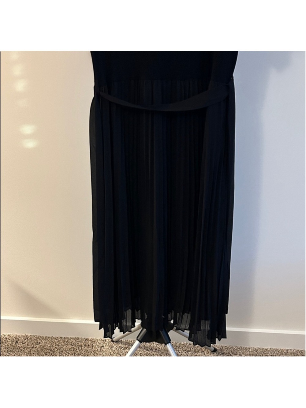 Elegant Black Midi Dress - Picture 3 of 5